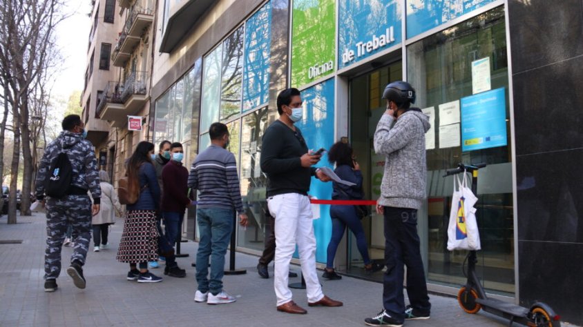 Persones esperant davant d'una Oficina de Treball