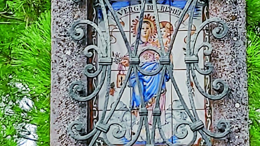 Majòlica de la Mare de Déu dels Molàs a la seva capelleta