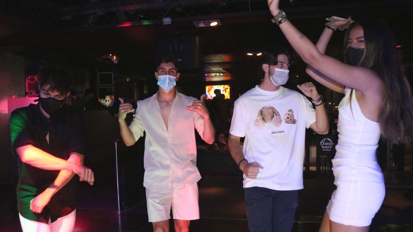 Joves ballant amb mascareta a la pista de la discoteca Flashback de Salou