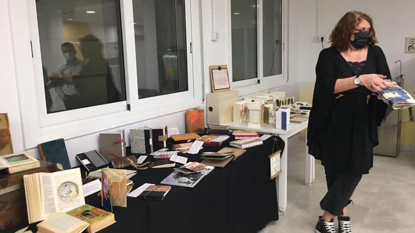 Fàtima Puig amb alguns dels seus treballs