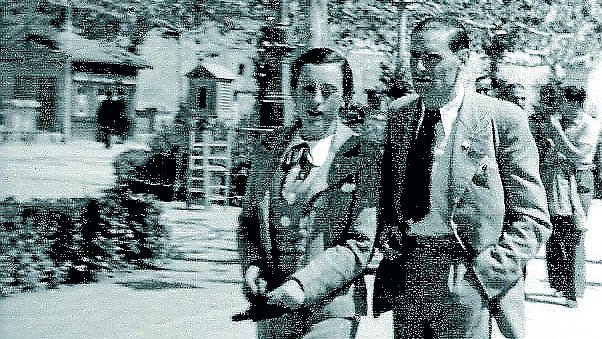 Josep Maria Martí i Tresina Carnicer passejant pel Pati durant la Festa Major de Maig del 1936