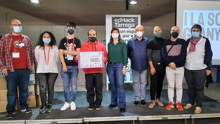 L’equip guanyador de l’EDhack Tàrrega amb els membres del jurat