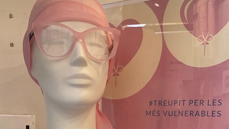 Un dels aparadors tenyits de rosa