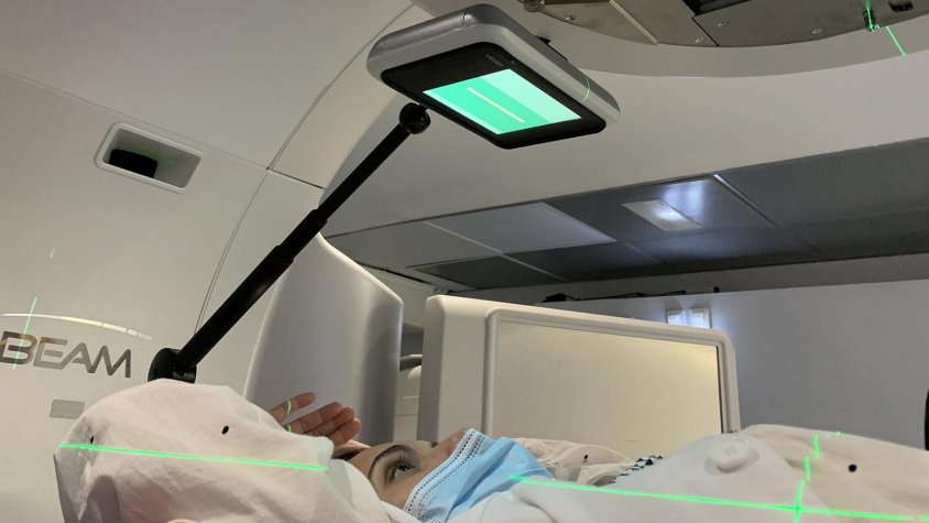 Una pacient amb càncer de mama sotmetent-se al sistema de control respiratori