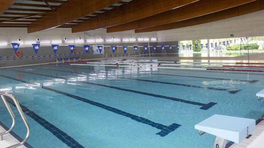 Vista general de la piscina coberta municipal