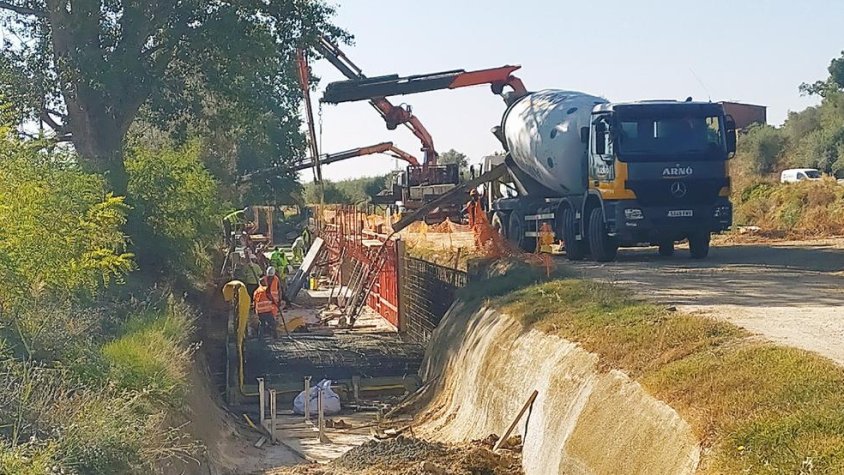 Una de les actuacions que es porten a terme respectant les banquetes del Canal d'Urgell
