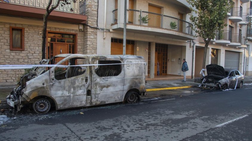 Imatge dels cotxes incendiats