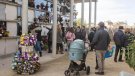 Desenes de persones visiten per Tots Sants el cementiri de Tàrrega per recordar els seus difunts