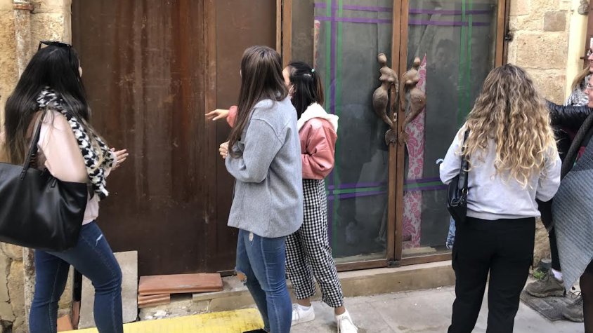 Alumnes davant d'un dels locals buits de Tàrrega