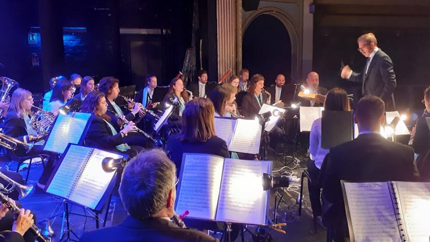 Amadeu Urrea dirigint la Banda Municipal de Lleida a l'Ateneu