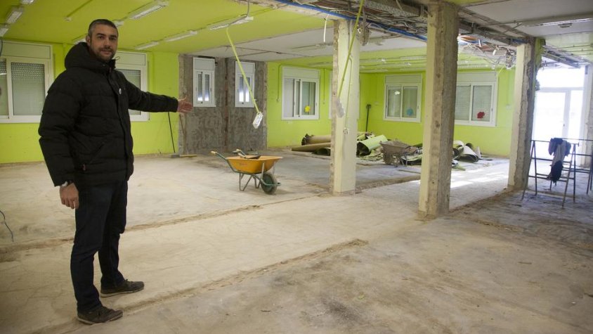 L'alcalde mostrant els treballs de demolició