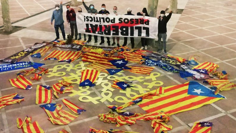 Els símbols independentistes arrancats