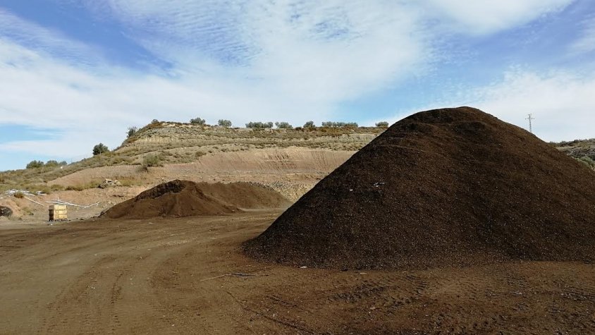 Compost a la planta de compostatge