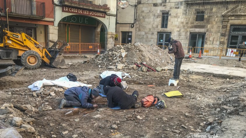 Arqueòlegs treballant en l'excavació de les restes òssies