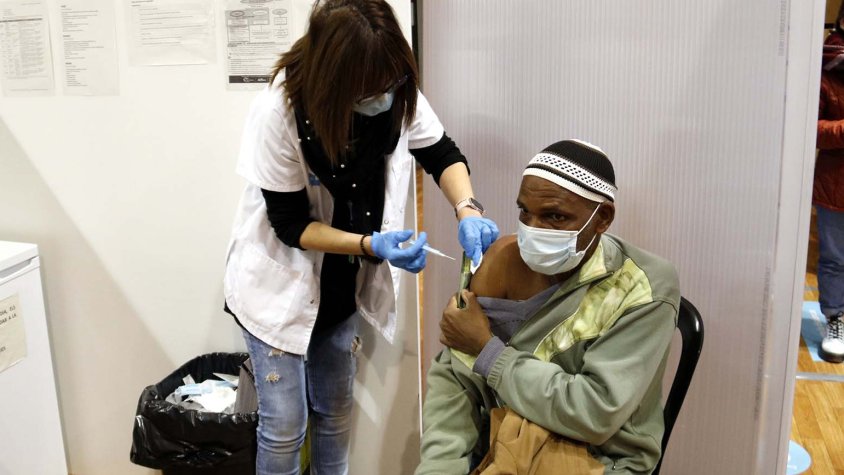 Dosi de record de Moderna a un treballador del sector agrari vacunat amb Janssen