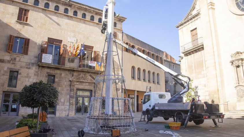 La brigada fa dies que treballa en la instal·lació de les llums de Nadal
