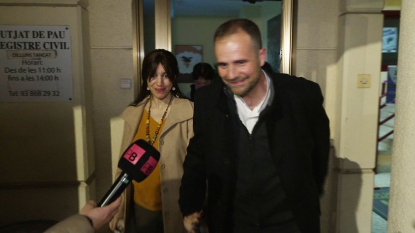 Novell i Caballol sortint del jutjat de pau de Súria després d'oficiar l'enllaç matrimonial, ahir a la tarda