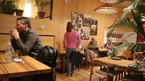 Pla obert del restaurant Mercat d'Autors d'Ametller Origen