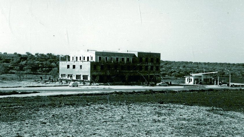 Imatge del 1961 quan l'edifici de l'Hostal del Carme encara es construïa