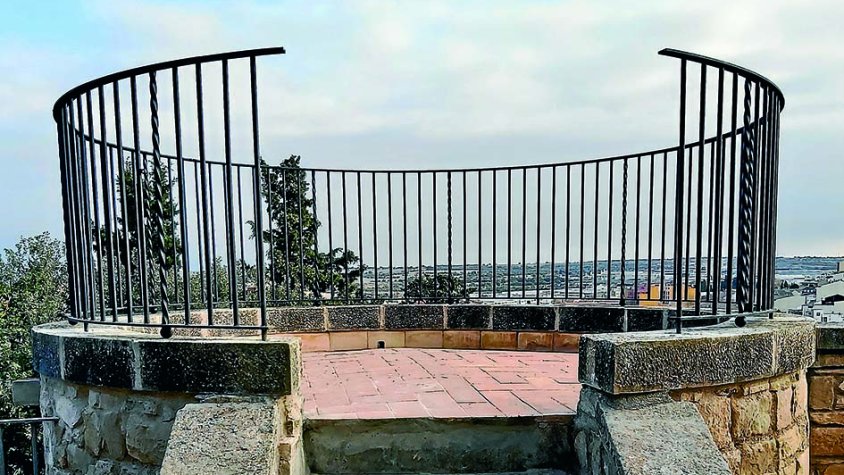 Vista de la torrassa amb la seva barana de forja ja col·locada