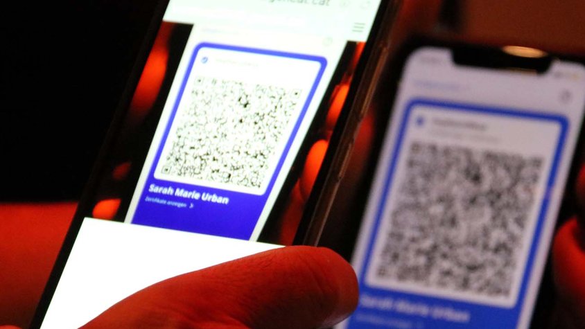 Pla detall de la validació del certificat covid per entrar a una discoteca de Barcelona