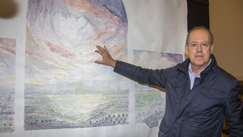 Josep Minguell mostrant la maqueta