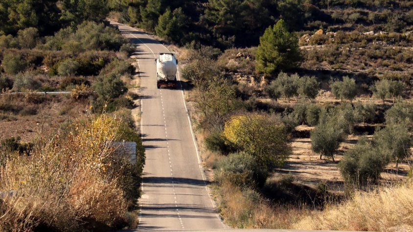 Pla obert de la carretera entre Castelldans i el Cogul