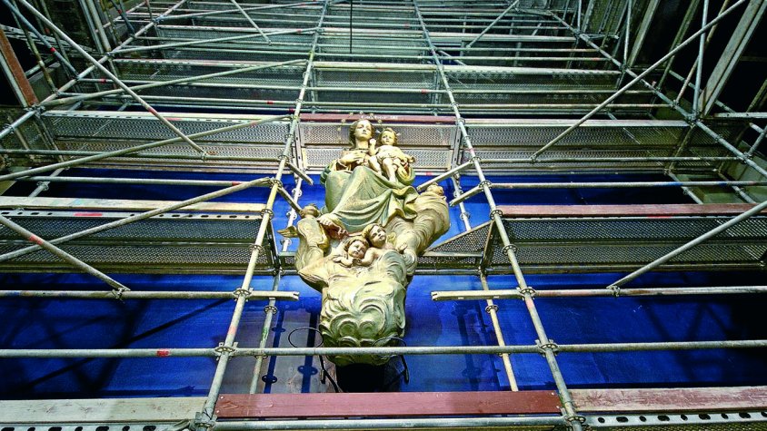 La gran bastida envoltant la imatge de la Mare de Déu de l'Alba de Tàrrega