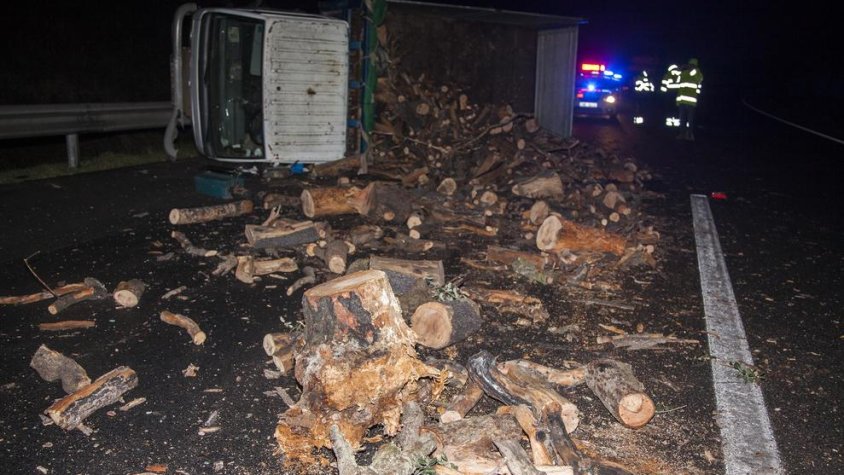 La llenya va quedar escampada al mig de la calçada després del xoc registrat ahir a l'autovia a Bellpuig