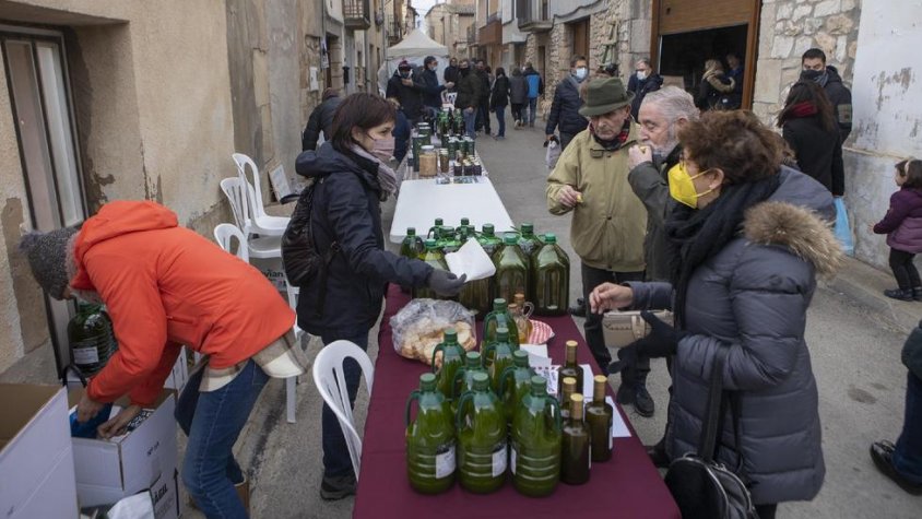 El vent va obligar a traslladar les parades als carrers de l'interior del poble