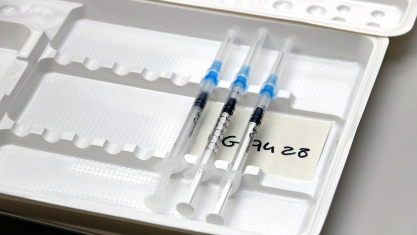 Estoig amb diverses xeringues amb dosis de la vacuna contra la Covid