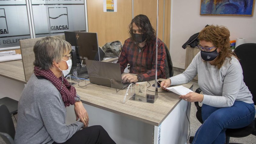 L'alcalde i dos regidores treballant