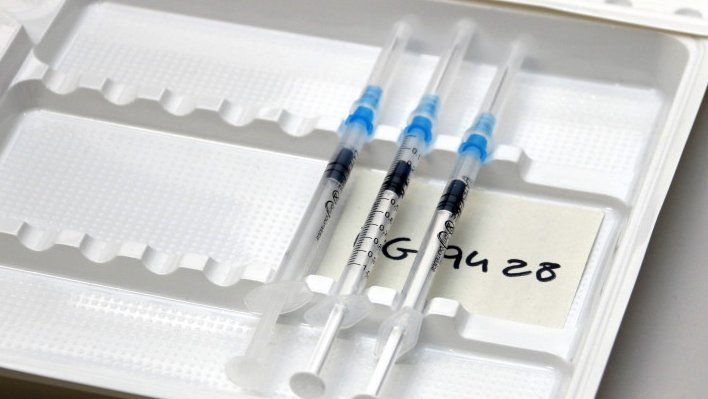 Estoig amb diverses xeringues amb dosis de la vacuna contra la Covid