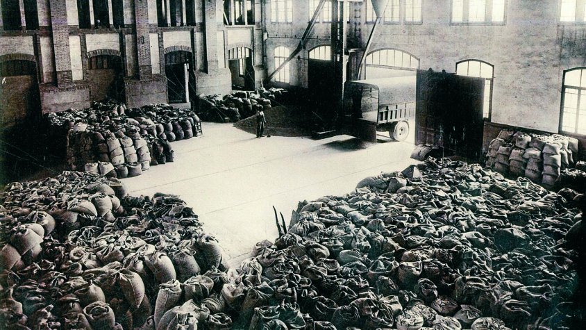 Magatzem de càrrega i descàrrega de la farinera Balcells