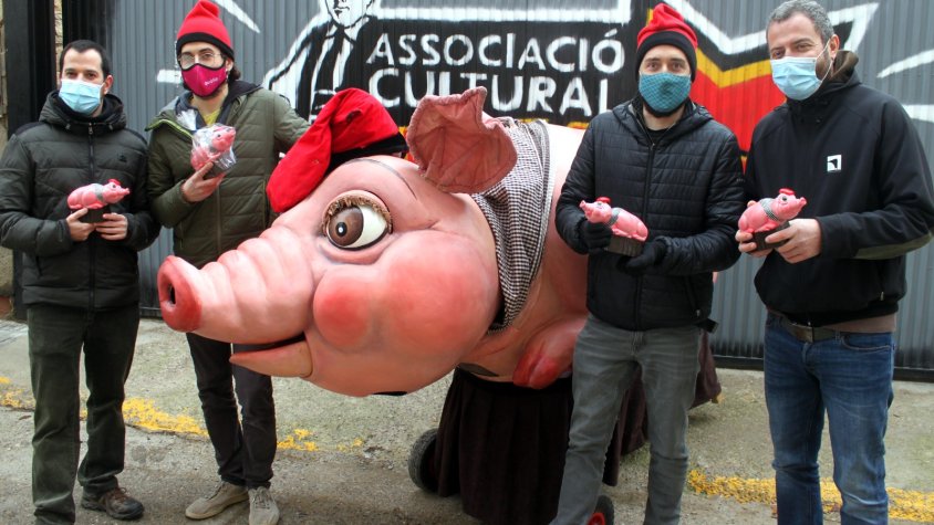 El regidor de Cultura i tres acompanyants de Lo Tossino amb la figura original mostren rèpliques en miniatura