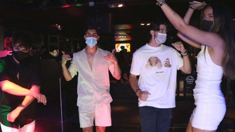 Joves ballant amb mascareta a la pista de la discoteca Flashback de Salou