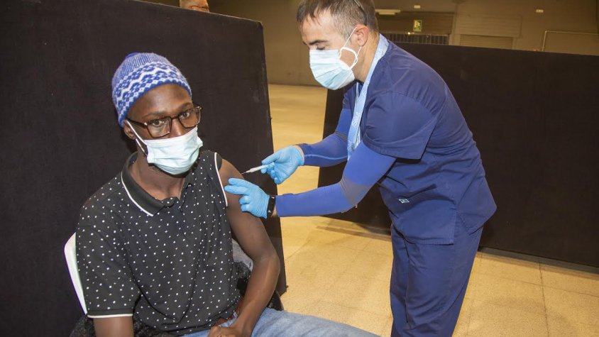 Imatge d'arxiu del moment d'administració d'una vacuna contra la Covid a Tàrrega