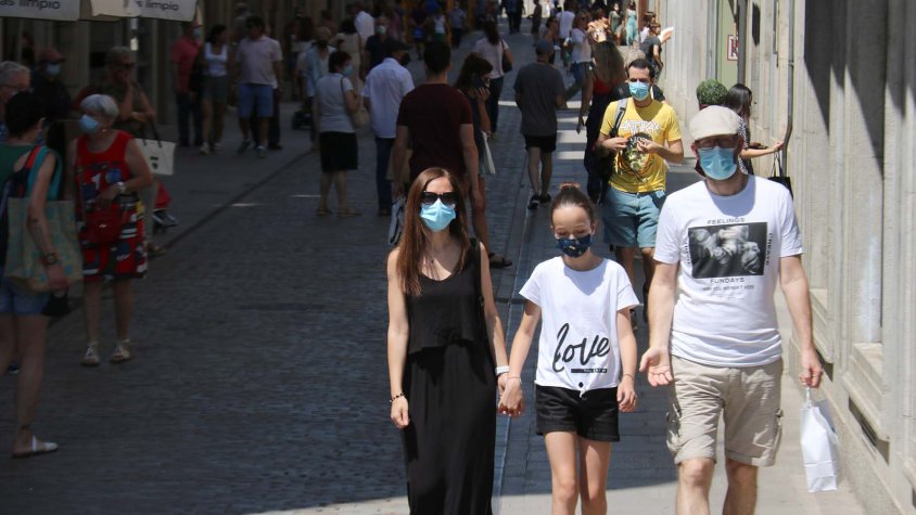 Una família caminant amb mascareta a Girona