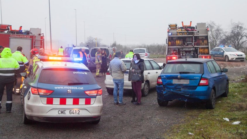 Els Mossos han fet desplaçar els vehicles implicats que podien circular a una esplanada de la C-53, just damunt de l'autovia