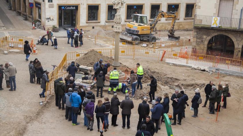 La retirada de la llosa de pedra va generar gran expectació entre els veïns per veure què hi havia sota