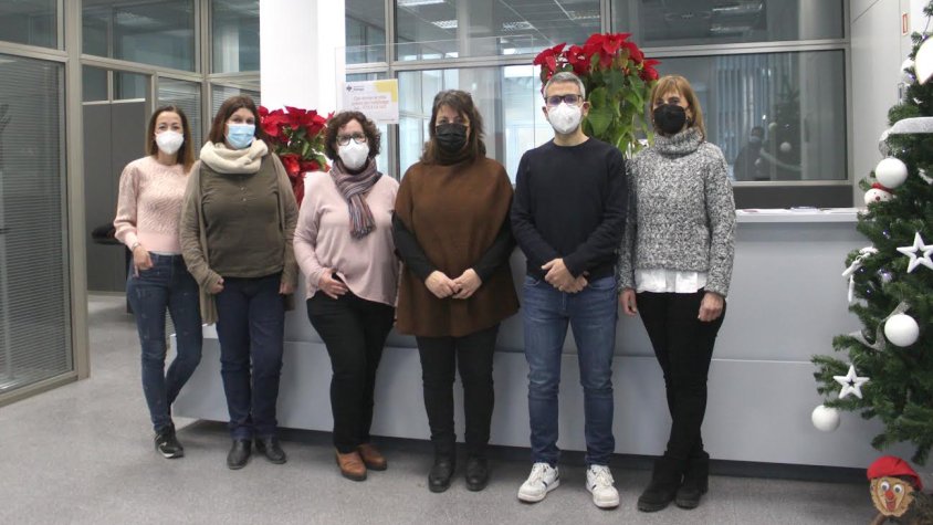Les regidores Assumpta Pijuan i Noèlia Soto amb personal de l'oficina