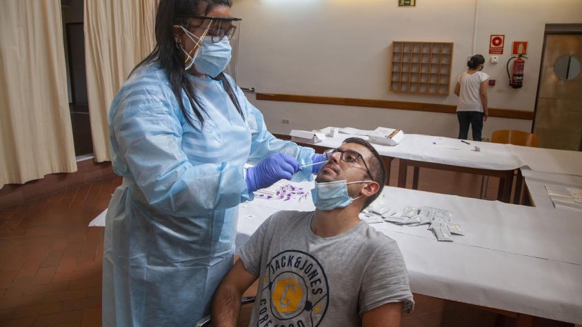 Imatge d'arxiu d'una sanitària fent a Tàrrega un test d'antígens a un jove que volia assistir al Canet Rock