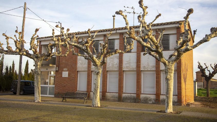 El pis es troba a l’edifici de les antigues escoles del Tarròs