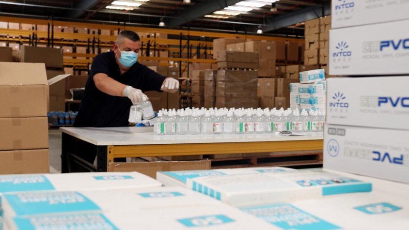 Un treballador preparant lots per les escoles