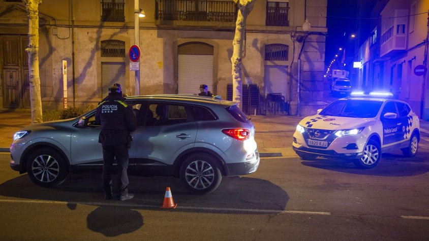 Control policial per informar del toc de queda a Tàrrega