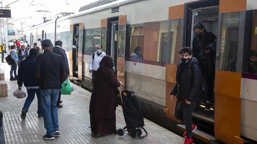 Imatge d'arxiu de passatgers a l'estació de Tàrrega, a la línia de tren de Manresa