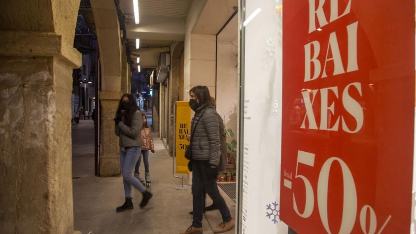 Una botiga de roba anuncia rebaixes de fins al 50%