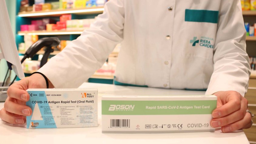 Un farmacèutic amb tests d'antígens