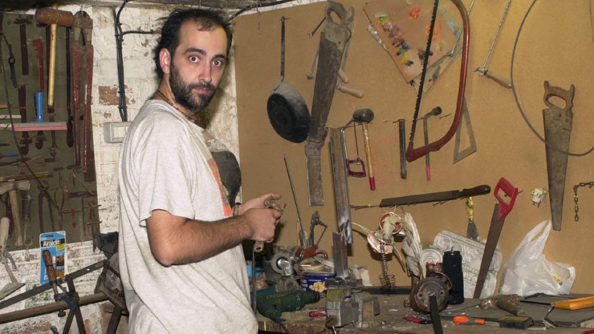 L'artista al seu taller en una imatge d'arxiu