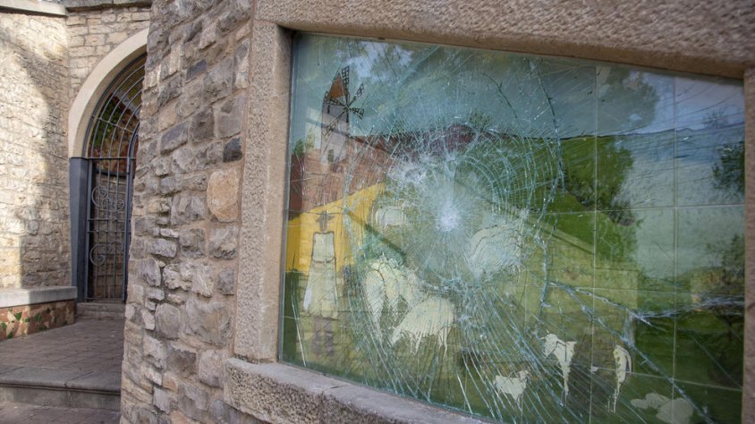 Un dels vidres antixoc que protegeix les majòliques de la font del Congrés, destrossat